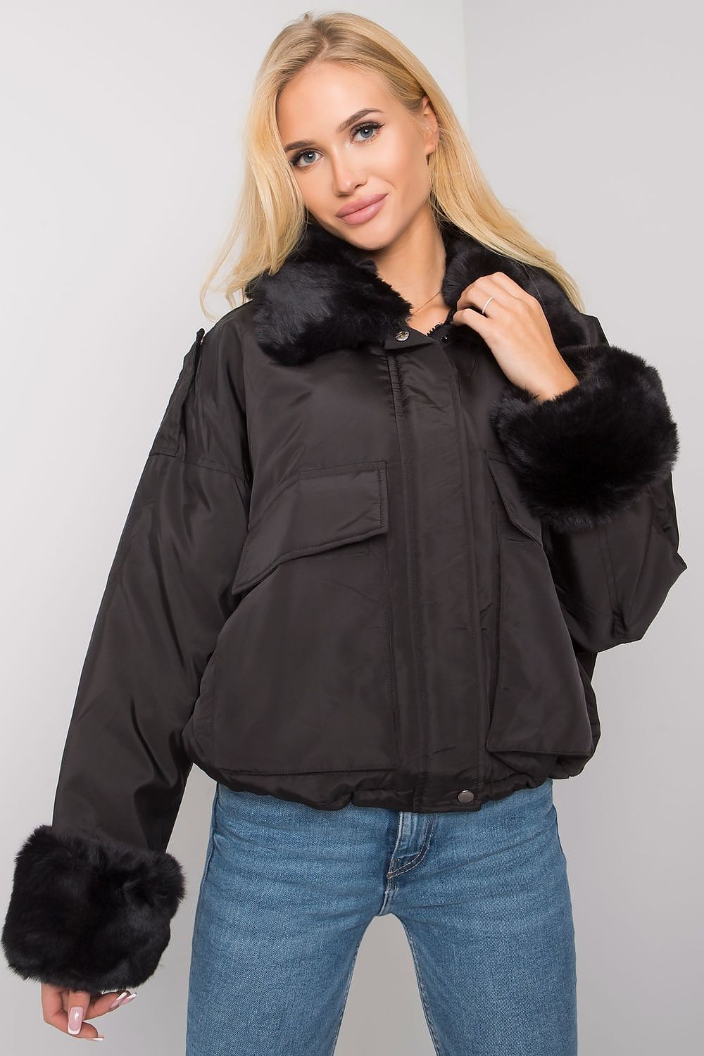 Elegant Black Women's Jacket with Insulation and Removable Fur Trim